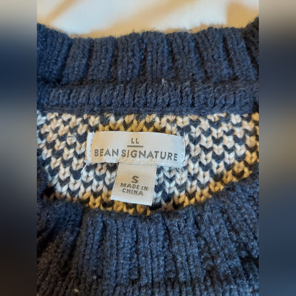 L.L. Bean Signature Navy and Cream Geometric Cotton Heavyweight Crewneck Sweater - Picture 3 of 7